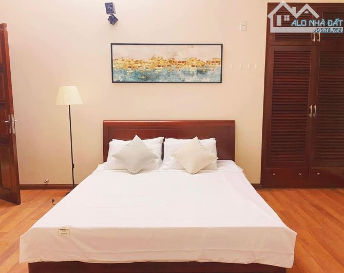 Bán khách sạn mặt phố Gia Ngư Hoàn Kiếm 500m2 13 tầng mặt tiền 20m 1400 tỷ 5 sao thuê 50tỷ