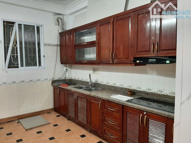 Cho thuê nhà 4 tầng,5 ngủ,3 wc ngõ 120 Trần Cung gần Bệnh viện E,Đh Điện lực