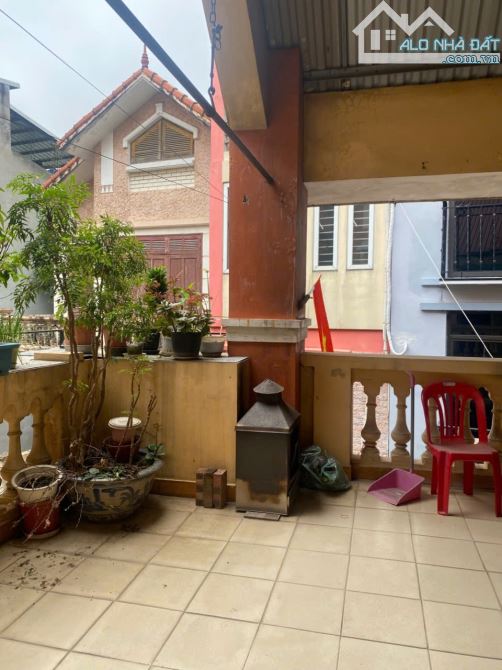 Bán Biệt Thự Cầu Giấy ô tô vào nhà mặt tiền hơn 9m giá 37 tỷ