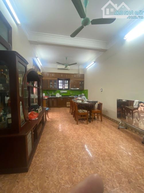 Bán Biệt Thự Cầu Giấy ô tô vào nhà mặt tiền hơn 9m giá 37 tỷ