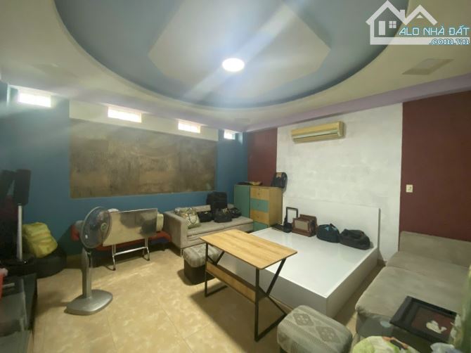 Bán nhà 4,5 tầng mặt tiền 57 Nguyễn Minh Hoàng,P12,Q Tân Bình cũ nay thuộc phường Bảy Hiền