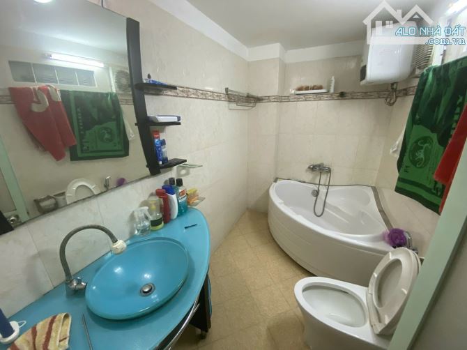 Bán nhà 4,5 tầng mặt tiền 57 Nguyễn Minh Hoàng,P12,Q Tân Bình cũ nay thuộc phường Bảy Hiền