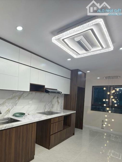 Bán nhà khu Châu Long - Phó Đức Chính: 30m x 6 tầng thang máy, ở + cho thuê 50tr/th.