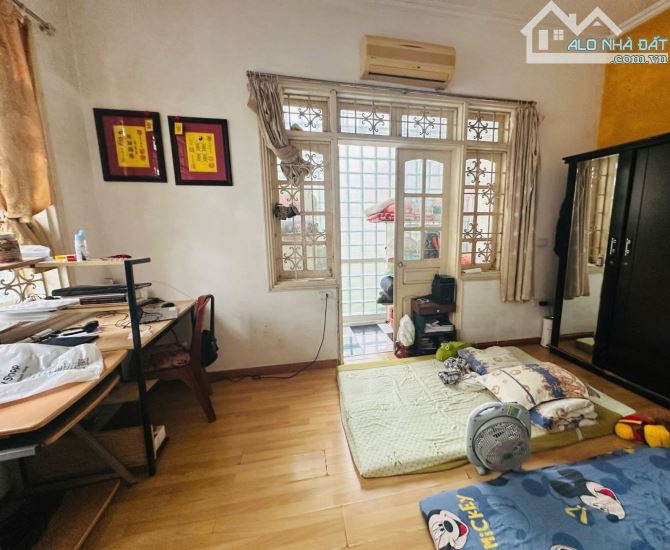 NHÀ PHỐ LÝ NAM ĐẾ – SÁT MẶT PHỐ – Ô TÔ VÀO NHÀ Phân lô quân đội – dân trí cao – ở sướng