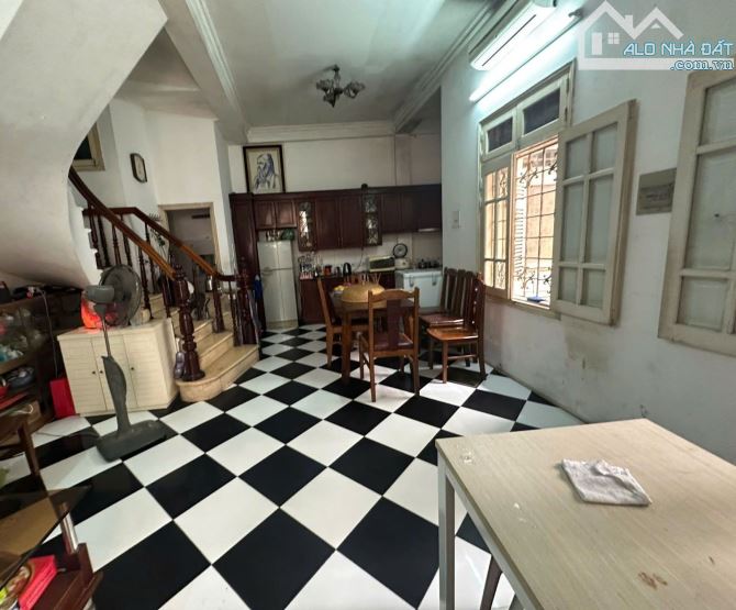 NHÀ PHỐ LÝ NAM ĐẾ – SÁT MẶT PHỐ – Ô TÔ VÀO NHÀ Phân lô quân đội – dân trí cao – ở sướng