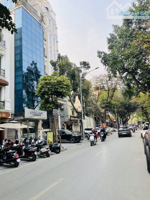 Bán nhà Phùng Hưng, Hoàn Kiếm, 102m2, 6 tầng, lô góc 3 thoáng, 2 thang máy, giá 133 tỷ