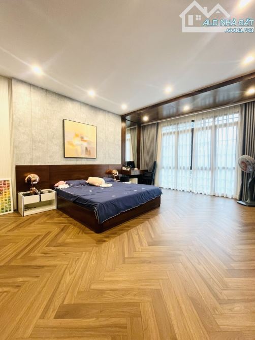 Bán nhà Phùng Hưng, Hoàn Kiếm, 102m2, 6 tầng, lô góc 3 thoáng, 2 thang máy, giá 133 tỷ