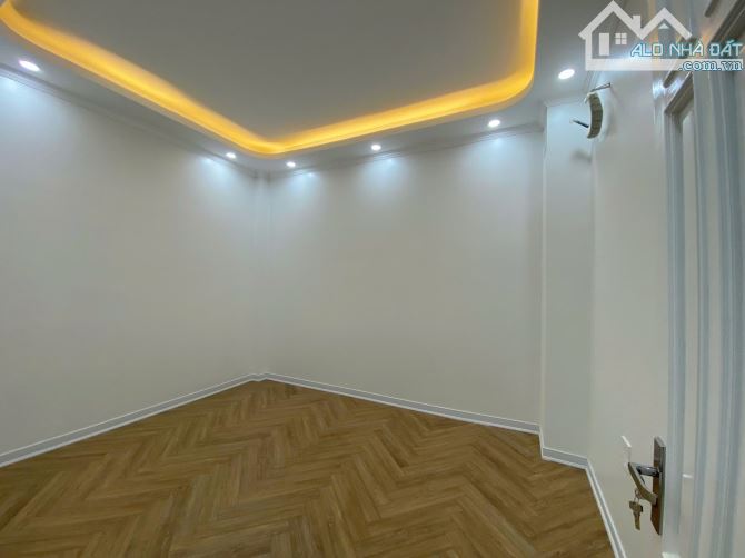 Bán nhàsổ đỏ chính chủ phố Thuỵ Khuê, 25m2, 5 tầng, MT 3.9m, gần phố, 7.4 tỷ