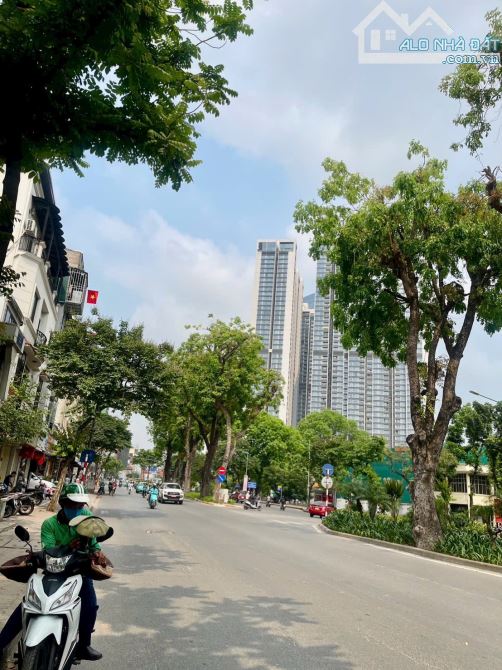 HÀNG H. I. ẾM-LÔ GÓC ĐẦU TƯ- SÁT MẶT PHỐ – GẦN Ô TÔ - MẶT TIỀN ĐỈNH- KIM MÃ