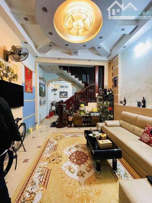 BÁN GẤP CĂN NHÀ.CẦU GIẤY 52M2- TRƯỚC NHÀ RỘNG 2,5M- 20M RA MẶT OTO TRÁNH KINH DOANH.