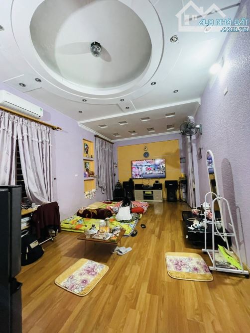 BÁN GẤP CĂN NHÀ.CẦU GIẤY 52M2- TRƯỚC NHÀ RỘNG 2,5M- 20M RA MẶT OTO TRÁNH KINH DOANH.