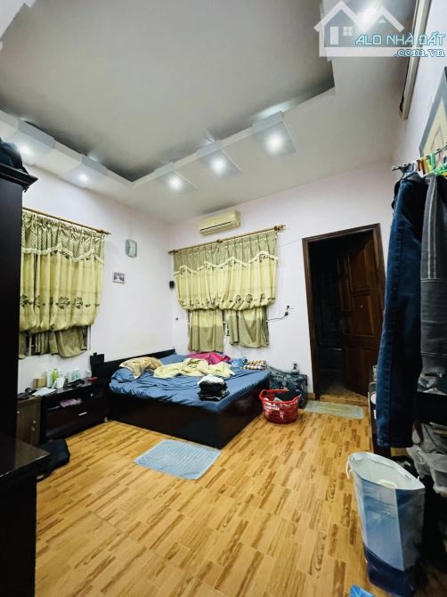 BÁN GẤP CĂN NHÀ.CẦU GIẤY 52M2- TRƯỚC NHÀ RỘNG 2,5M- 20M RA MẶT OTO TRÁNH KINH DOANH.