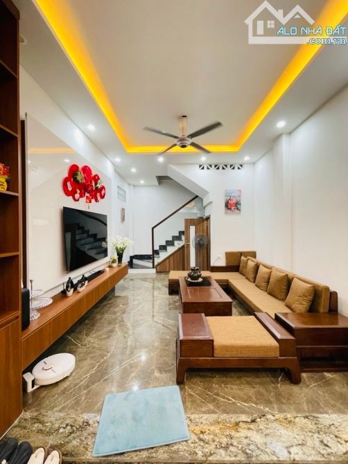 Bán nhà 31m2 x 5 tầng Bát Khối - Đông Dư - Gia Lâm