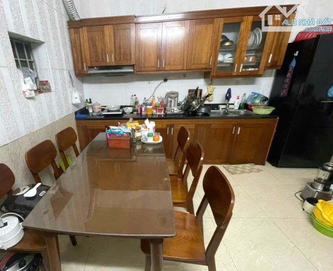 Bán nhà ngõ 371 Kim Mã gần Đài THVN, căn góc 5 tầng, 3 ngủ, an sinh cực tốt.