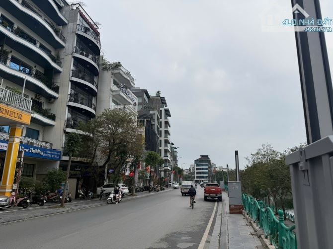 Bán nhà riêng mặt phố Yên Hoa, 556m2, 5 tầng, MT 26m, view Hồ Tây, 550 tỷ