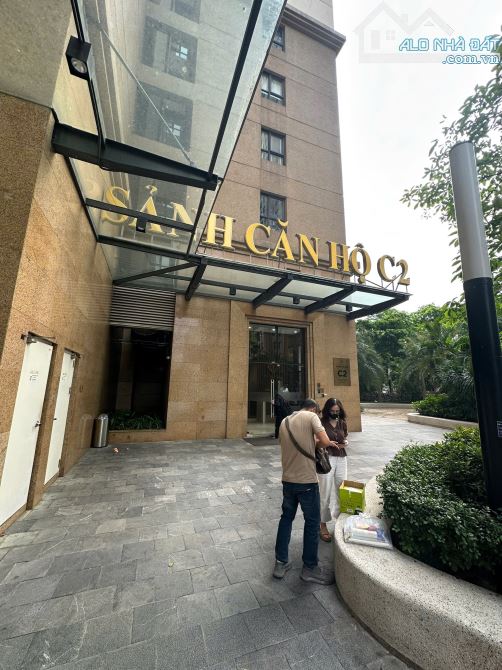 Bán căn hộ chung cư cao cấp tại Cầu Giấy 2 ngủ nội thất cơ bản 6.3 tỷ