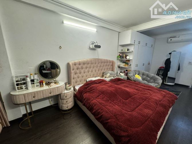 Bán nhà Liễu Giai 43m2, nhà phân lô cán bộ, mặt ngõ thông, gần ô tô giá chỉ 9,9 tỷ