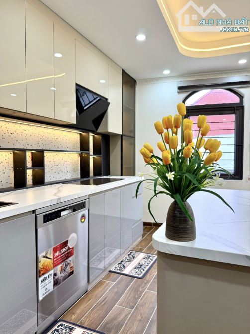 Bán nhà riêng Phố Đồng Cổ, 50m2, 6 tầng thang máy, MT 5.5m, ô tô, nhỉnh 15 tỷ