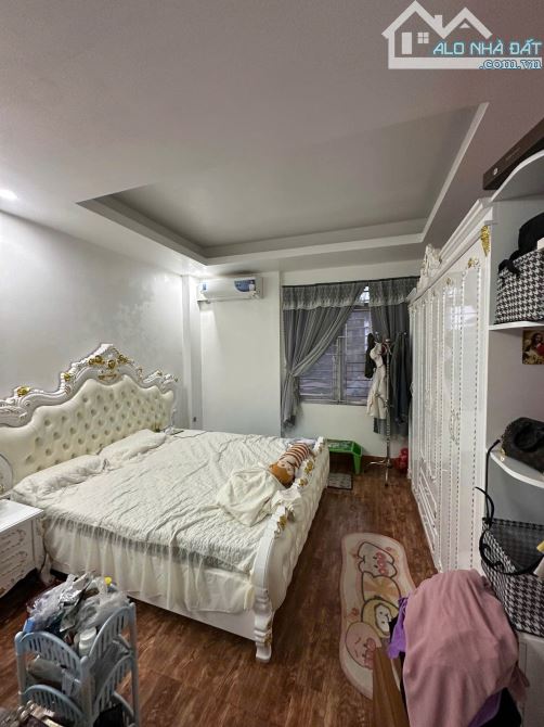 Nhỉnh 15 tỷ nhà Dịch Vọng 42m2x6T, ngõ ô tô thông, gần cv Cầu Giấy