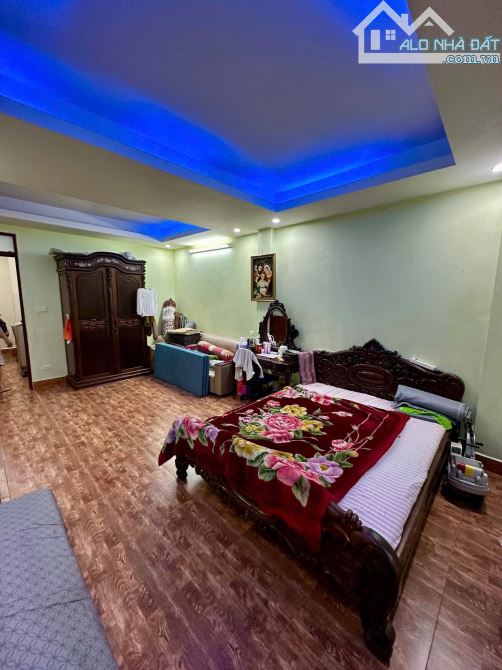 Nhỉnh 15 tỷ nhà Dịch Vọng 42m2x6T, ngõ ô tô thông, gần cv Cầu Giấy