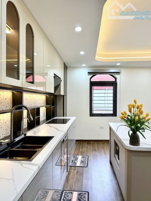 Bán nhà riêng Phố Đồng Cổ, 50m2, 6 tầng thang máy, MT 5.5m, ô tô, nhỉnh 15 tỷ