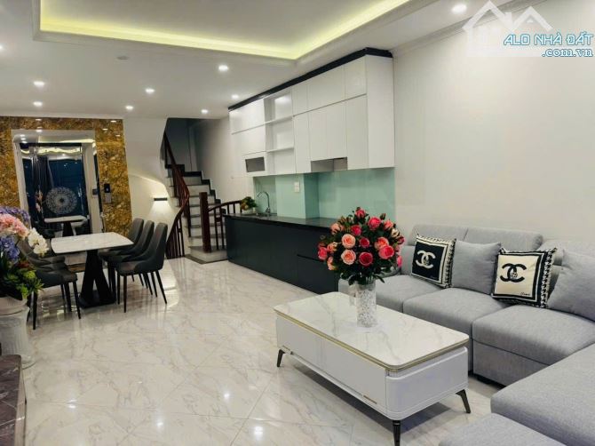 Bán nhà Đào Tấn 45m2, 6 tầng thang máy, ngõ thông, phân lô, gần ô tô giá chỉ 10,5 tỷ