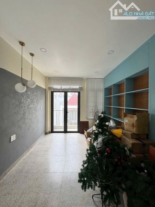 Bán Gấp Huỳnh Văn Bánh - Phan Đình Phùng.  4 Tầng 60m2 Giá 9 Tỷ Hẻm Xe Hơi Thông.. 4 Tầng - 2