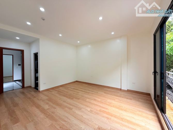 NGUYỄN KHẢ TRẠC, VIEW TRƯỜNG HỌC, 2 THOÁNG Ô TÔ TRÁNH VỈA HÈ, 7 TẦNG THANG MÁY 70m MT 5m