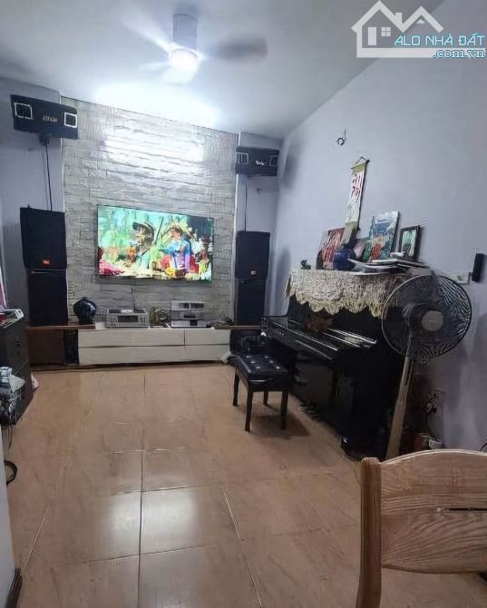 Trung tâm ẩm thực Tống Duy Tân 36 mét 4 tầng, mặt tiền thênh thang đón nắng.⁵3