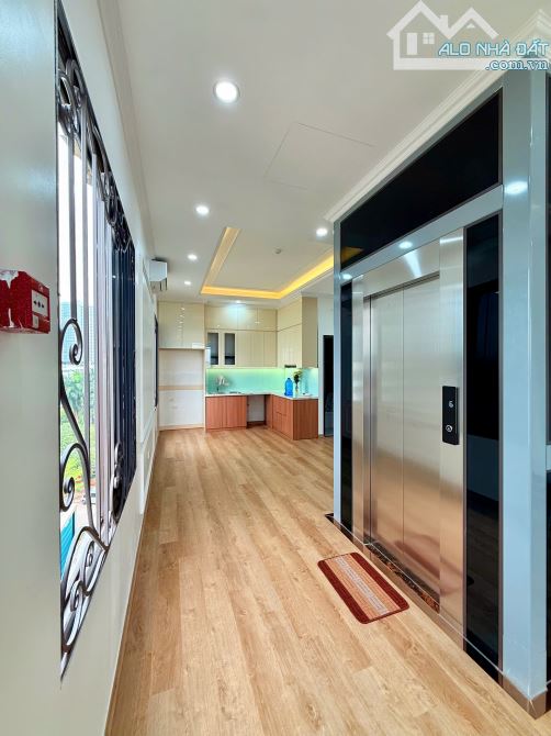 NGUYỄN KHẢ TRẠC, VIEW TRƯỜNG HỌC, 2 THOÁNG Ô TÔ TRÁNH VỈA HÈ, 7 TẦNG THANG MÁY 70m MT 5m