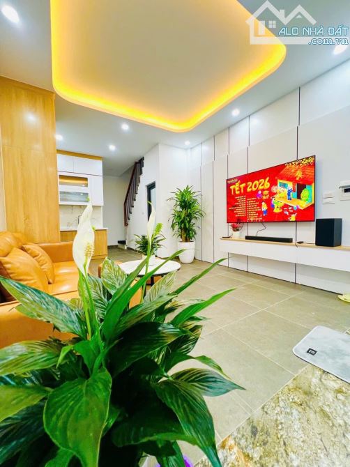 BÁN NHÀ HOÀNG QUỐC VIỆT, 35M, 6 TẦNG THANG MÁY, NGÕ NÔNG, FULL NỘI THẤT, Ở SƯỚNG