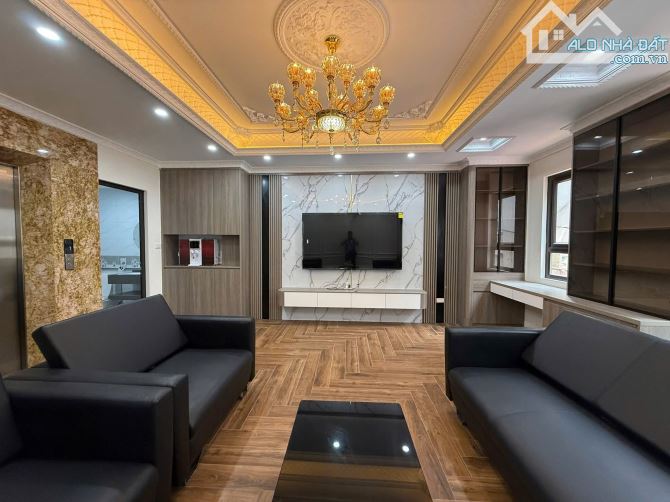 Phạm Văn Đồng, DT 50 m², 7 TẦNG, MT 5.3m, 17.95 TỶ.