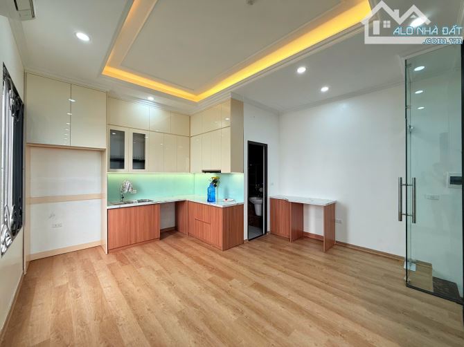 NGUYỄN KHẢ TRẠC, VIEW TRƯỜNG HỌC, 2 THOÁNG Ô TÔ TRÁNH VỈA HÈ, 7 TẦNG THANG MÁY 70m MT 5m