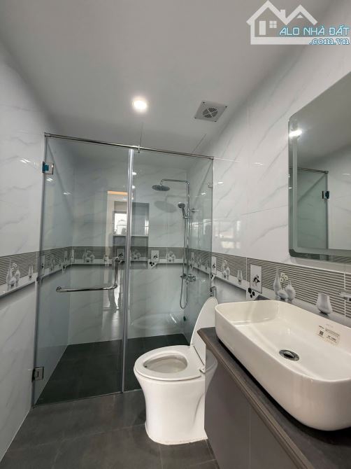 Phạm Văn Đồng, DT 50 m², 7 TẦNG, MT 5.3m, 17.95 TỶ.