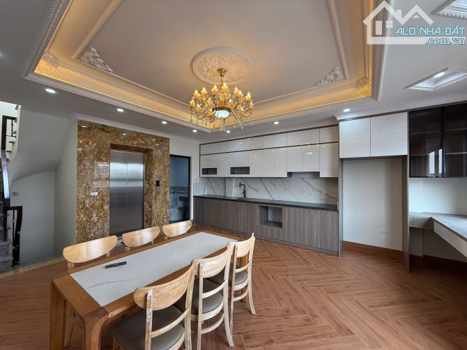 Phạm Văn Đồng, DT 50 m², 7 TẦNG, MT 5.3m, 17.95 TỶ.