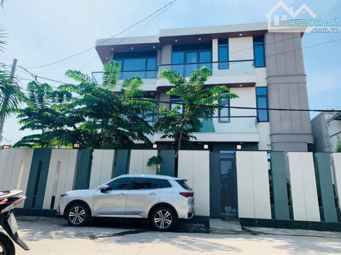 Bán Villa view sông Sài Gòn cực đẹp 9.5m x 16.4m kc 3 tầng thoáng mát
