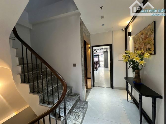 Bán căn nhà siêu phẩm 7 tầng , thang máy , gara 2 ô tô phố Nguyễn Chí Thanh