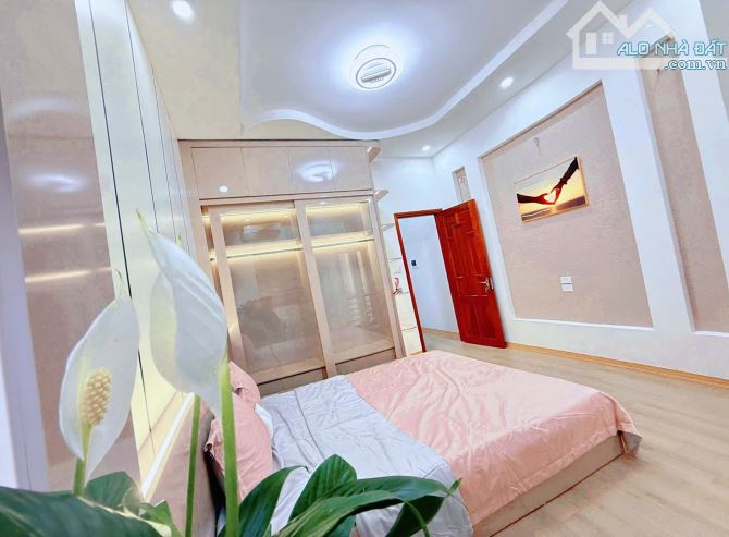 BÁN NHÀ NGUYỄN KHÁNH TOÀN QUAN HOA CẦU GIẤY 50M 6 TẦNG NGÕ NÔNG GẦN PHỐ 14.8 TỶ