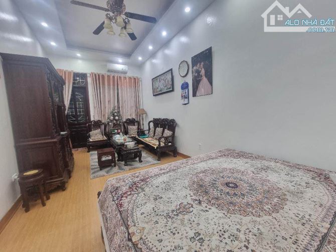 NHÀ MẶT PHỐ KIM MÃ--QUẬN BA ĐÌNH -VỈA HÈ -KINH DOANH SẦM UẤT -TẤP NÂP-NHỘN NHỊP -50 m2-4 T