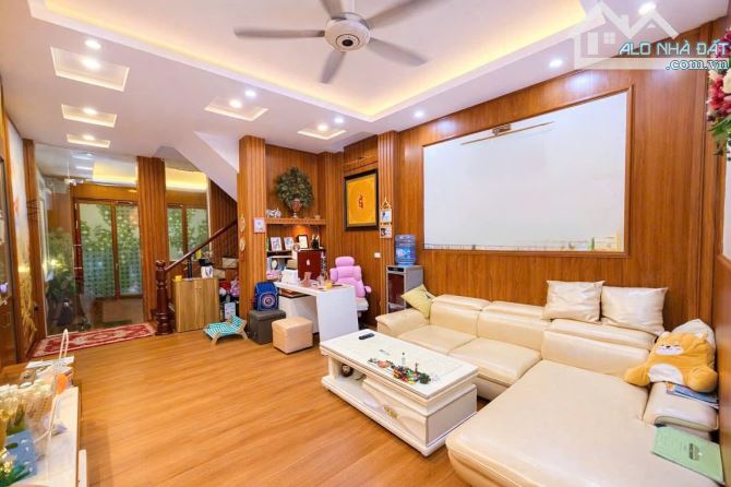 Nhà dân xây đẹp ngõ 143 Kim Mã gần Phố ngõ thoáng rộng 45m2 x 5 ngủ. Giá 13.7 tỷ