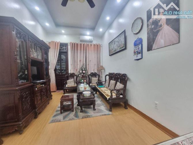 NHÀ MẶT PHỐ KIM MÃ--QUẬN BA ĐÌNH -VỈA HÈ -KINH DOANH SẦM UẤT -TẤP NÂP-NHỘN NHỊP -50 m2-4 T