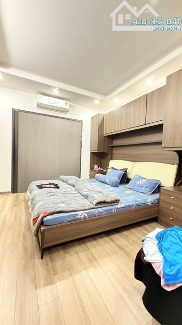 Nhà Lô góc Linh Lang - Hơn 10 tỷ - 35m - 5 tầng - thang máy - nhà mới đẹp, 2 thoáng