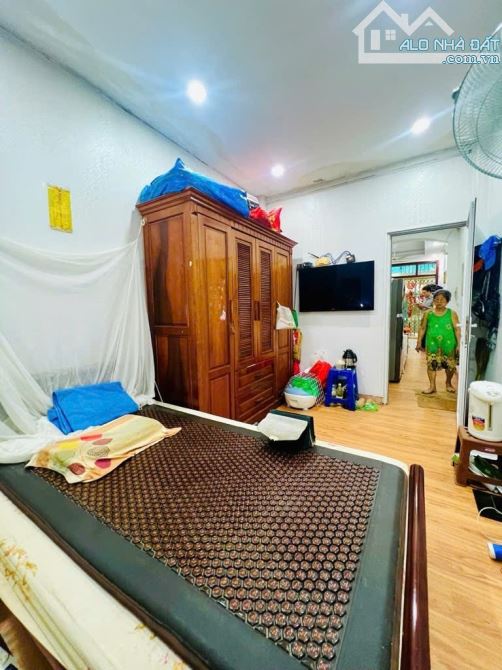 Bán nhà Hoàng Hoa thám - Hơn 8 tỷ, DT 50m, 4 tầng, cách 3 nhà ra ô tô