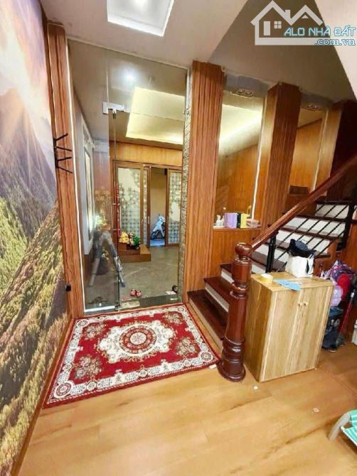 Nhà dân xây đẹp ngõ 143 Kim Mã gần Phố ngõ thoáng rộng 45m2 x 5 ngủ. Giá 13.7 tỷ