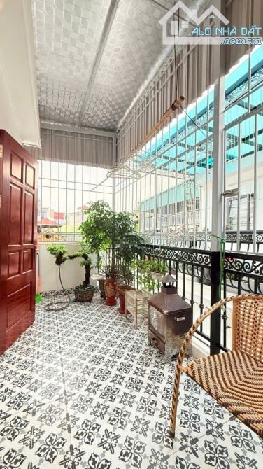 Nhà Lô góc Linh Lang - Hơn 10 tỷ - 35m - 5 tầng - thang máy - nhà mới đẹp, 2 thoáng