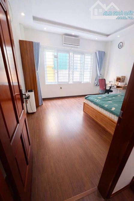 Nhà dân xây đẹp ngõ 143 Kim Mã gần Phố ngõ thoáng rộng 45m2 x 5 ngủ. Giá 13.7 tỷ