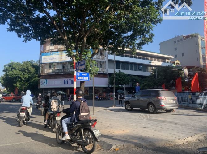 Chính chủ bán gấp 90m2 đất phố Dương Khuê, mặt tiền 7m, vỉa hè rộng, giá 31 tỷ.