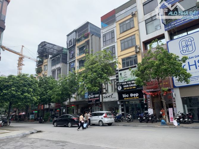 Bán gấp 40m2 đất mặt phố Trương Công Giai, vỉa hè rộng, kinh doanh sầm uất, giá 17,5 tỷ.