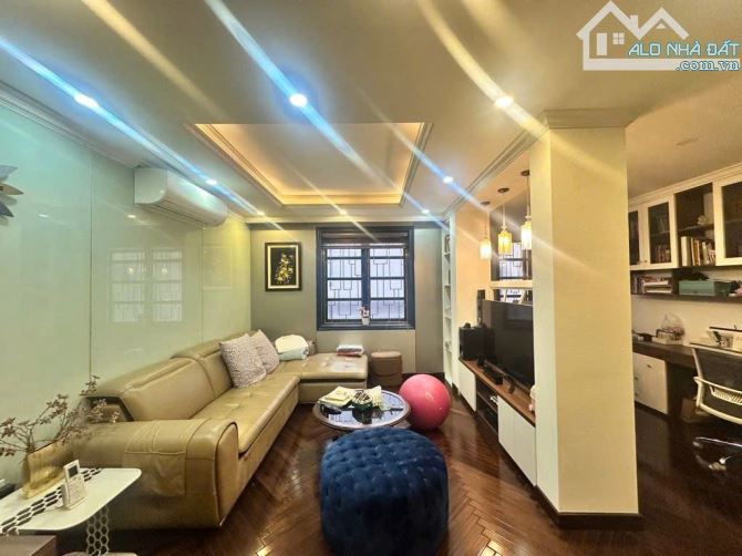 Bán nhà phố Nguyễn Đình Thi, vị trí vàng đắc địa, đẹp nhất phố