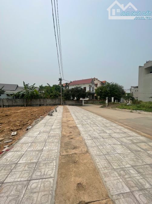 Quảng Trường Vạn Xuân. em ra 08 lô Đất bám đường TDC Giá chỉ từ 2 tỷ - 2.9 tỷ/lô - 2